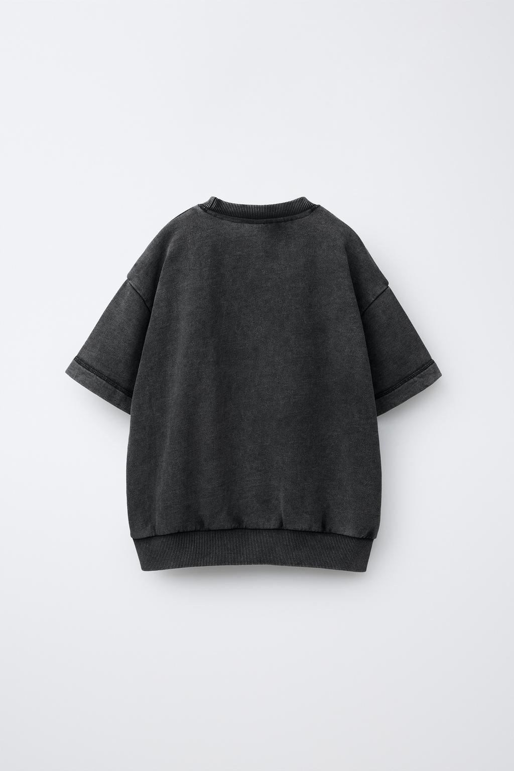 ФУТБОЛКА ИЗ ФУТЕРА С НАШИВКОЙ