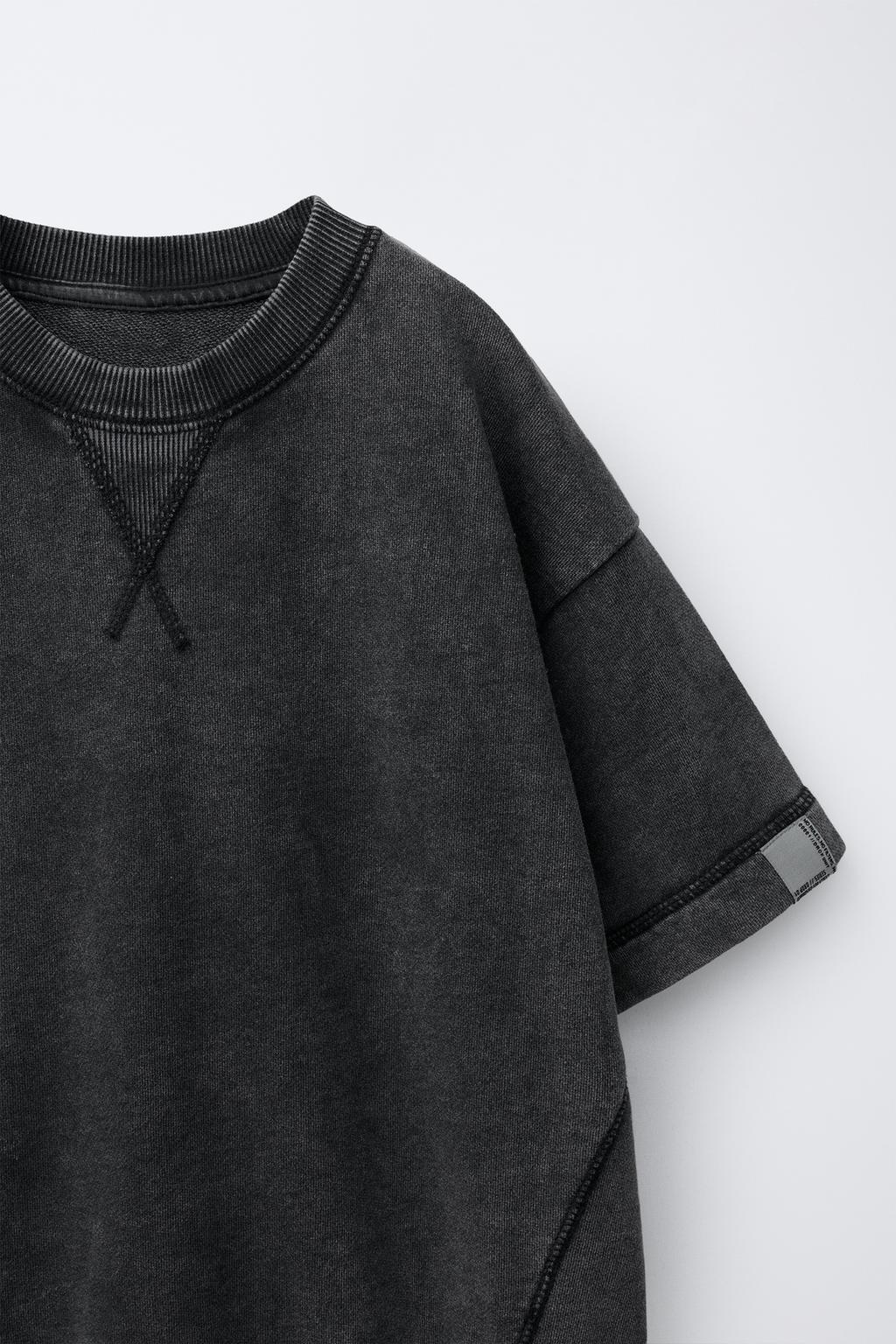 ФУТБОЛКА ИЗ ФУТЕРА С НАШИВКОЙ