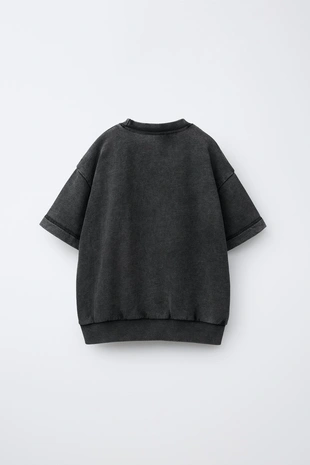 Футболка из футера с нашивкой