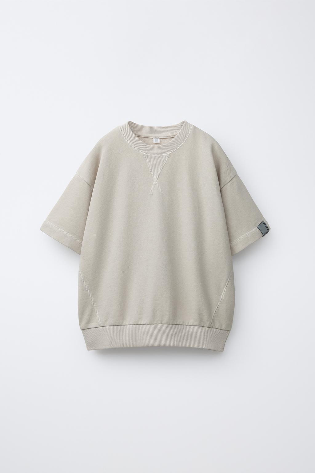 ФУТБОЛКА ИЗ ФУТЕРА С НАШИВКОЙ