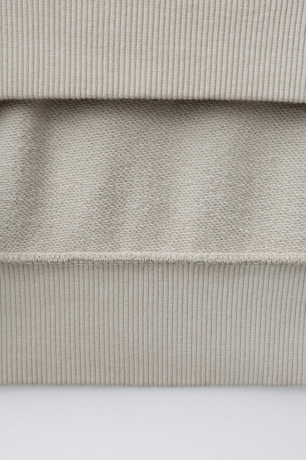 ФУТБОЛКА ИЗ ФУТЕРА С НАШИВКОЙ