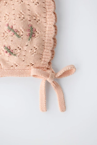 Ажурный чепчик с цветочной вышивкой- Заказать в России