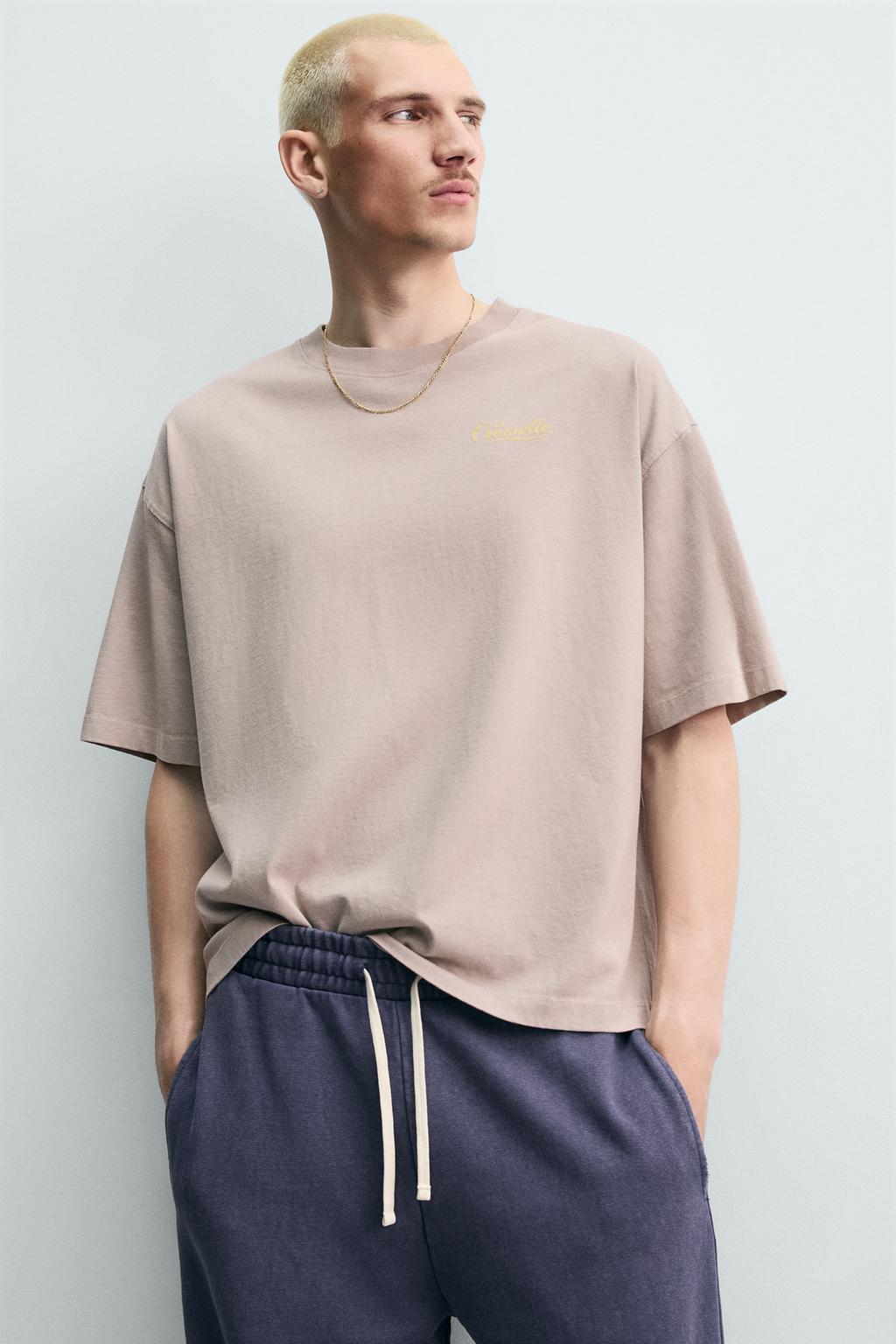 ФУТБОЛКА С КОНТРАСТНЫМИ НАДПИСЯМИ