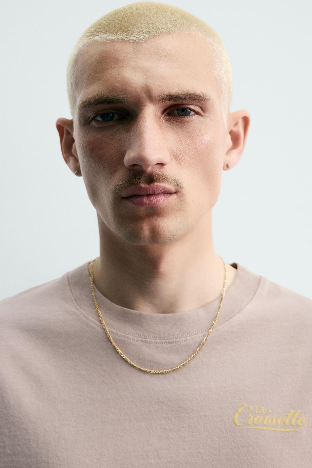 ФУТБОЛКА С КОНТРАСТНЫМИ НАДПИСЯМИ