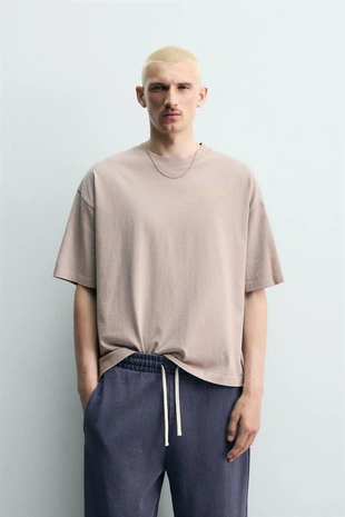 Футболка с контрастными надписями- Заказать в России