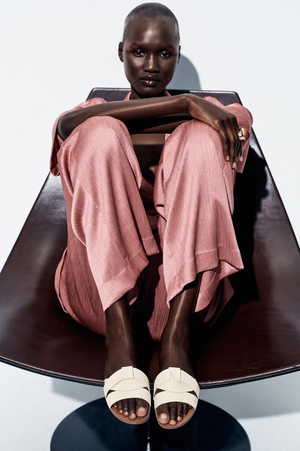 КОЖАНЫЕ САНДАЛИИ НА ПЛОСКОЙ ПОДОШВЕ