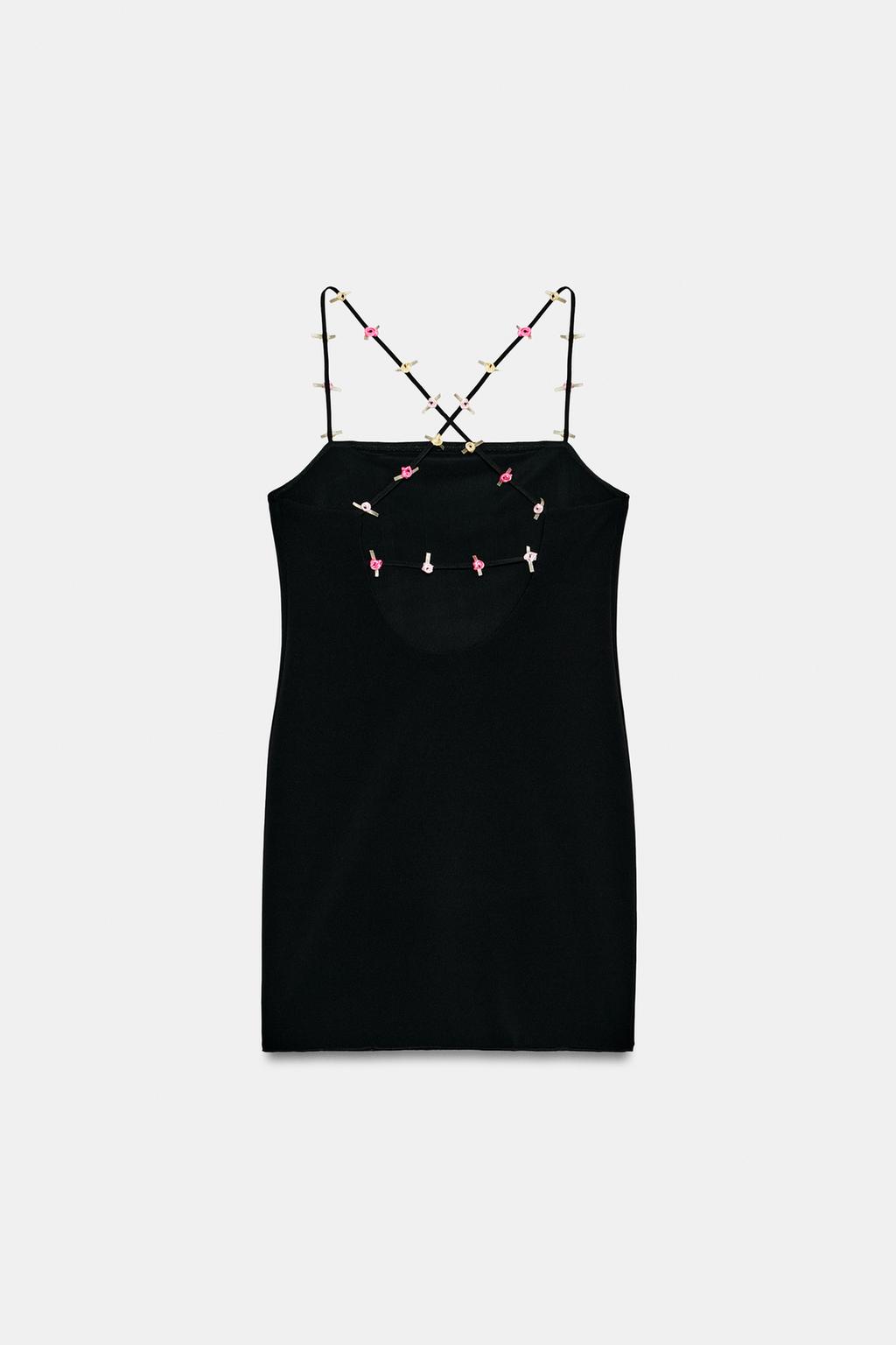 ЭЛАСТИЧНОЕ ПЛАТЬЕ НА БРЕТЕЛЯХ С ЦВЕТАМИ