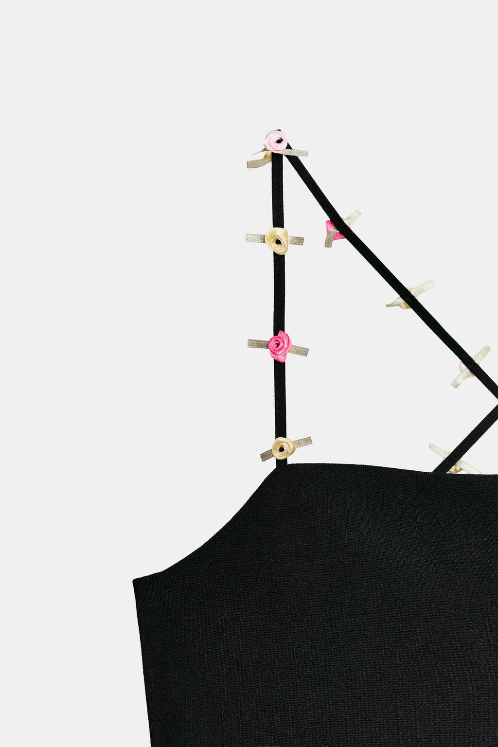 ЭЛАСТИЧНОЕ ПЛАТЬЕ НА БРЕТЕЛЯХ С ЦВЕТАМИ