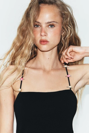 Эластичное платье на бретелях с цветами- Заказать в России