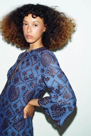 Короткое платье с ажурной вышивкой- Заказать в России