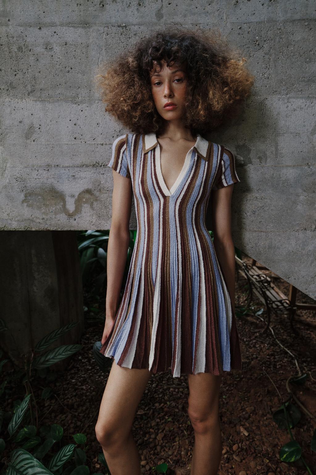 ПОЛОСАТОЕ ПЛАТЬЕ С ВОРОТНИКОМ ПОЛО