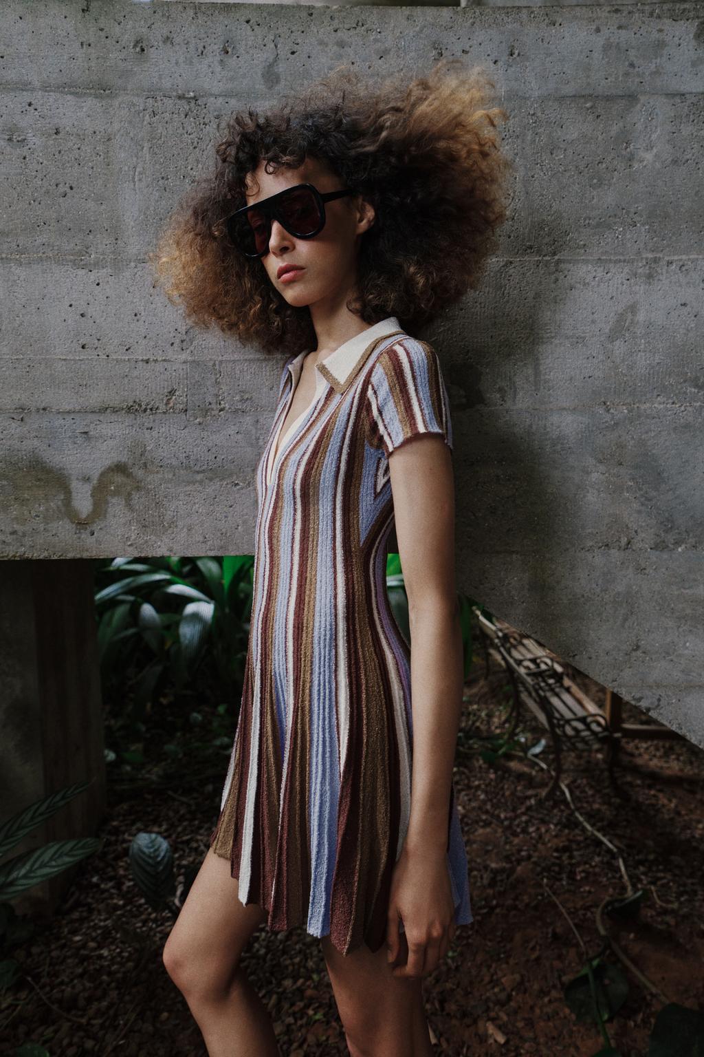 ПОЛОСАТОЕ ПЛАТЬЕ С ВОРОТНИКОМ ПОЛО