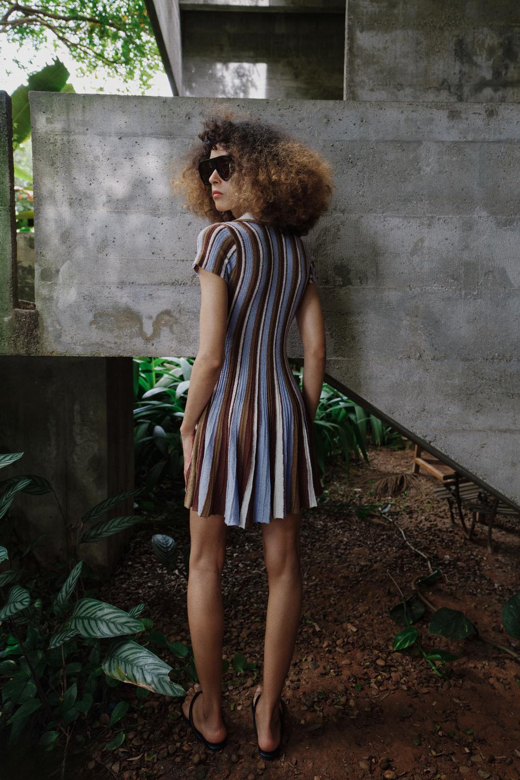 ПОЛОСАТОЕ ПЛАТЬЕ С ВОРОТНИКОМ ПОЛО