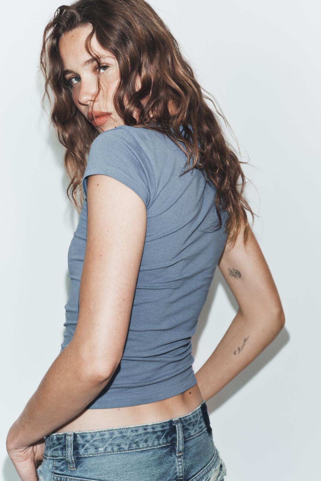 ПРИТАЛЕННАЯ ФУТБОЛКА С КОРОТКИМИ РУКАВАМИ