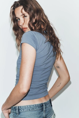 Приталенная футболка с короткими рукавами- Заказать в России