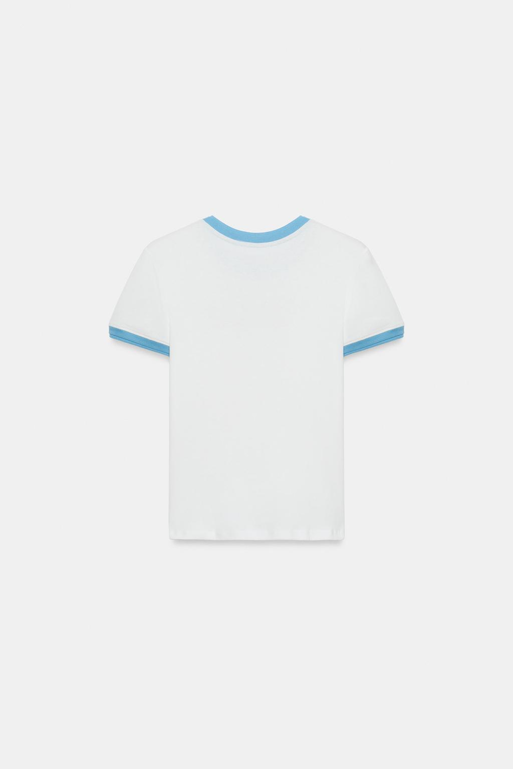 ФУТБОЛКА С КОНТРАСТНОЙ НАДПИСЬЮ И ОТДЕЛКОЙ