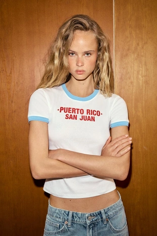 Футболка с контрастной надписью и отделкой- Заказать в России