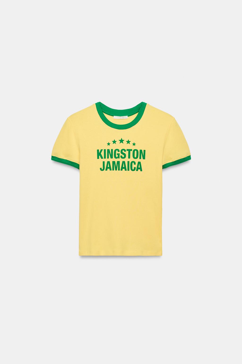 ФУТБОЛКА С КОНТРАСТНЫМИ ПОЛОСАМИ И НАДПИСЬЮ