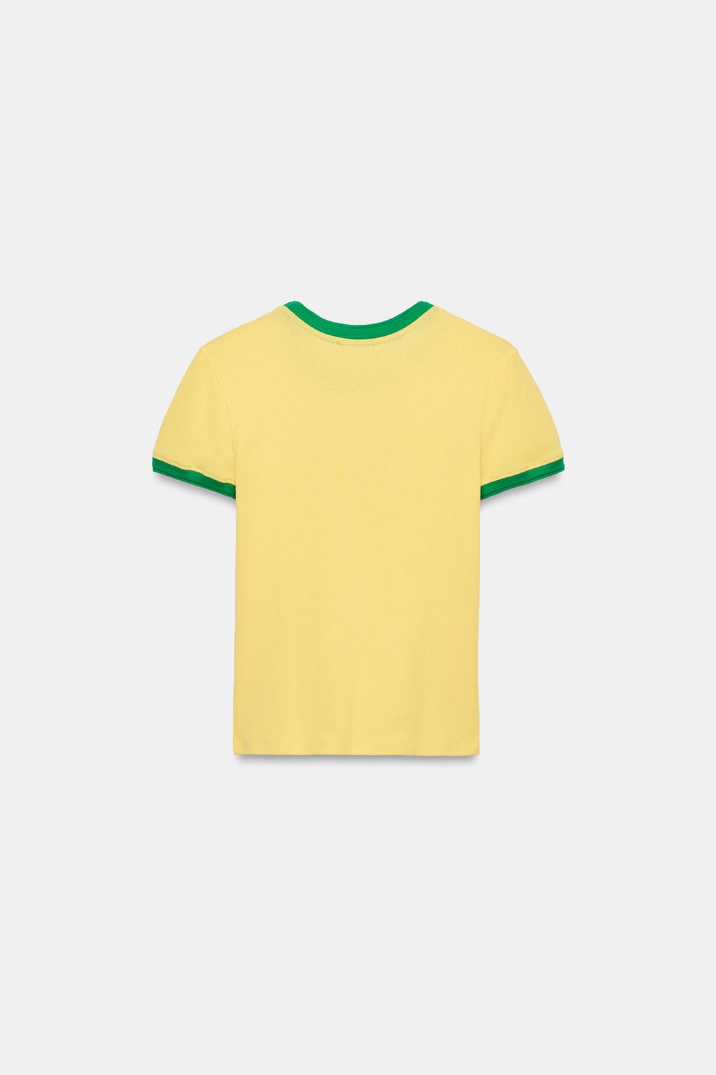 ФУТБОЛКА С КОНТРАСТНЫМИ ПОЛОСАМИ И НАДПИСЬЮ