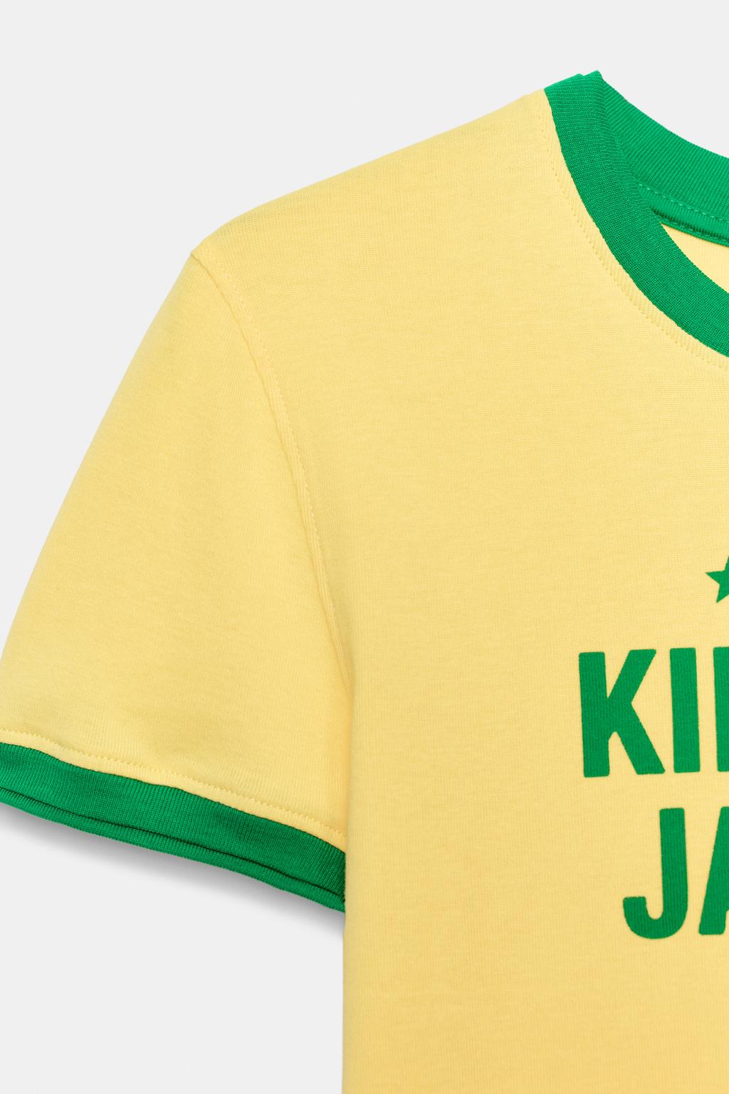 ФУТБОЛКА С КОНТРАСТНЫМИ ПОЛОСАМИ И НАДПИСЬЮ