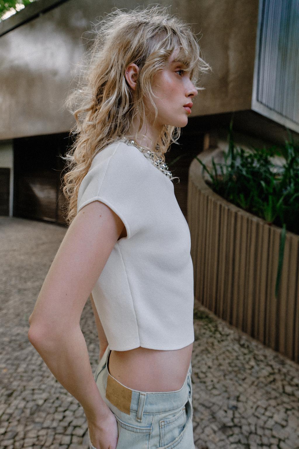 ТРИКОТАЖНЫЙ ТОП С БУСИНАМИ