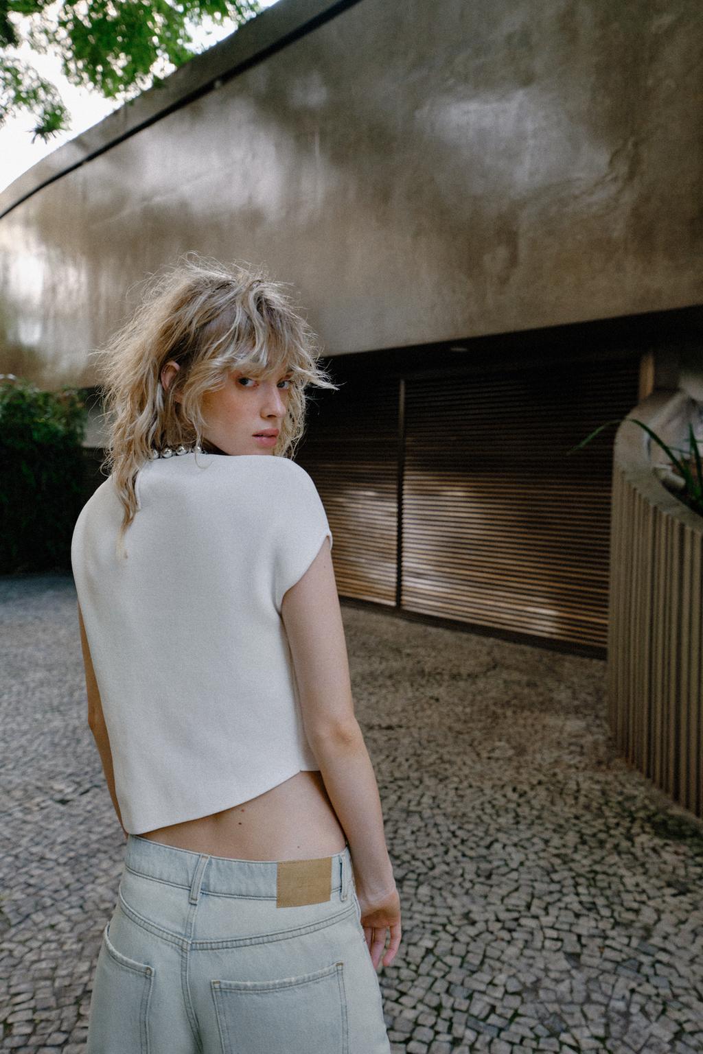 ТРИКОТАЖНЫЙ ТОП С БУСИНАМИ