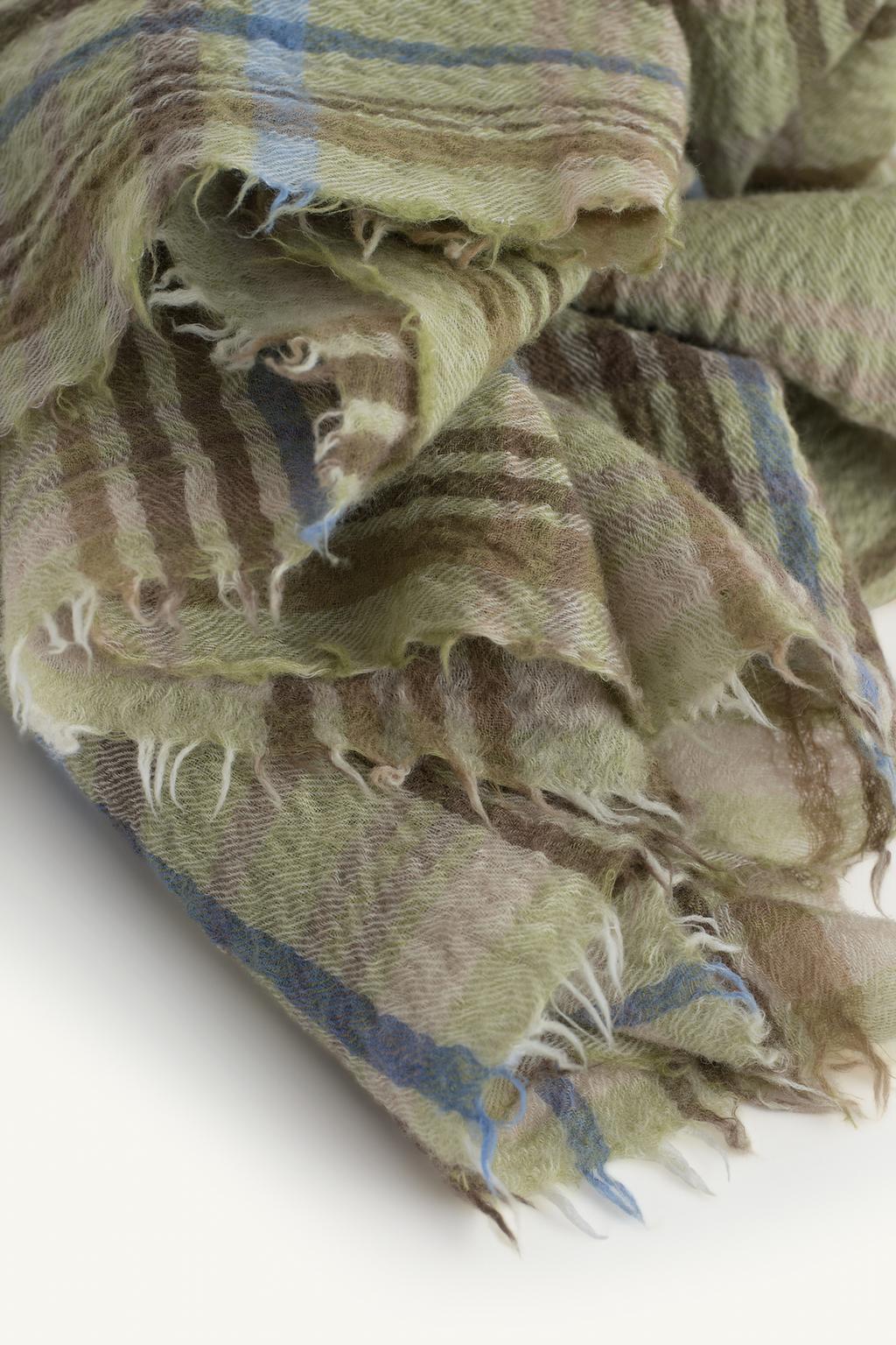 Платок из легкой шерстяной ткани