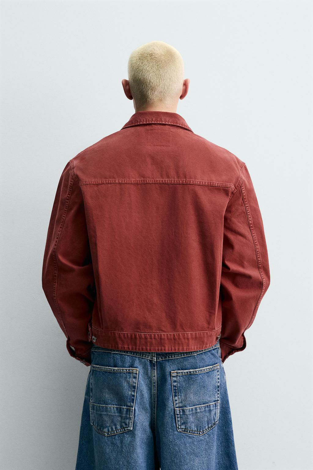 УКОРОЧЕННАЯ КУРТКА С НАШИВКОЙ