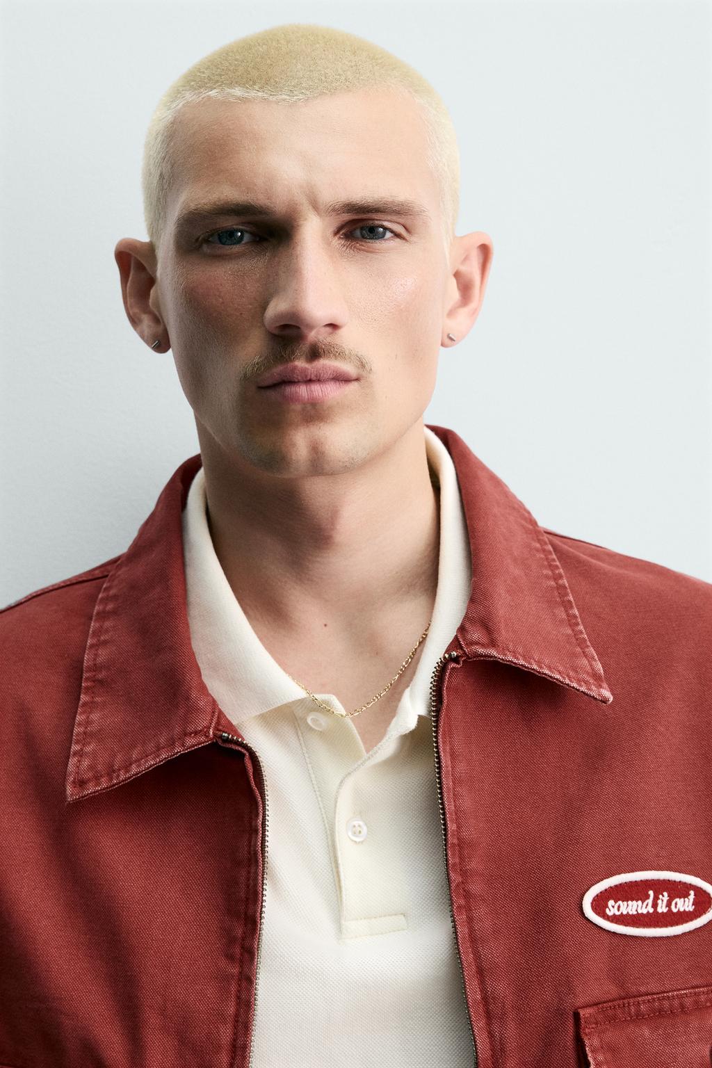 УКОРОЧЕННАЯ КУРТКА С НАШИВКОЙ