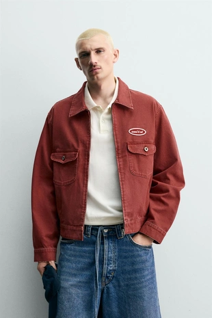 Укороченная куртка с нашивкой- Заказать в России