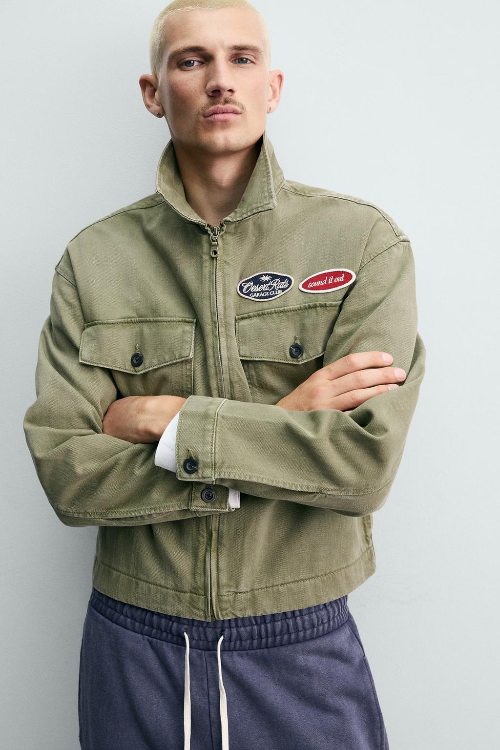 УКОРОЧЕННАЯ КУРТКА С НАШИВКАМИ