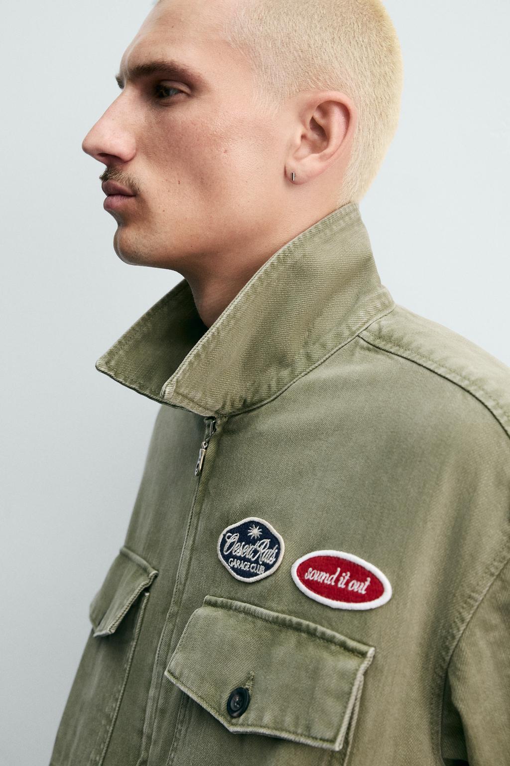 УКОРОЧЕННАЯ КУРТКА С НАШИВКАМИ