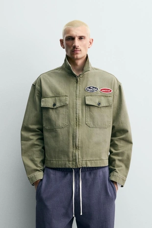 Укороченная куртка с нашивками- Заказать в России