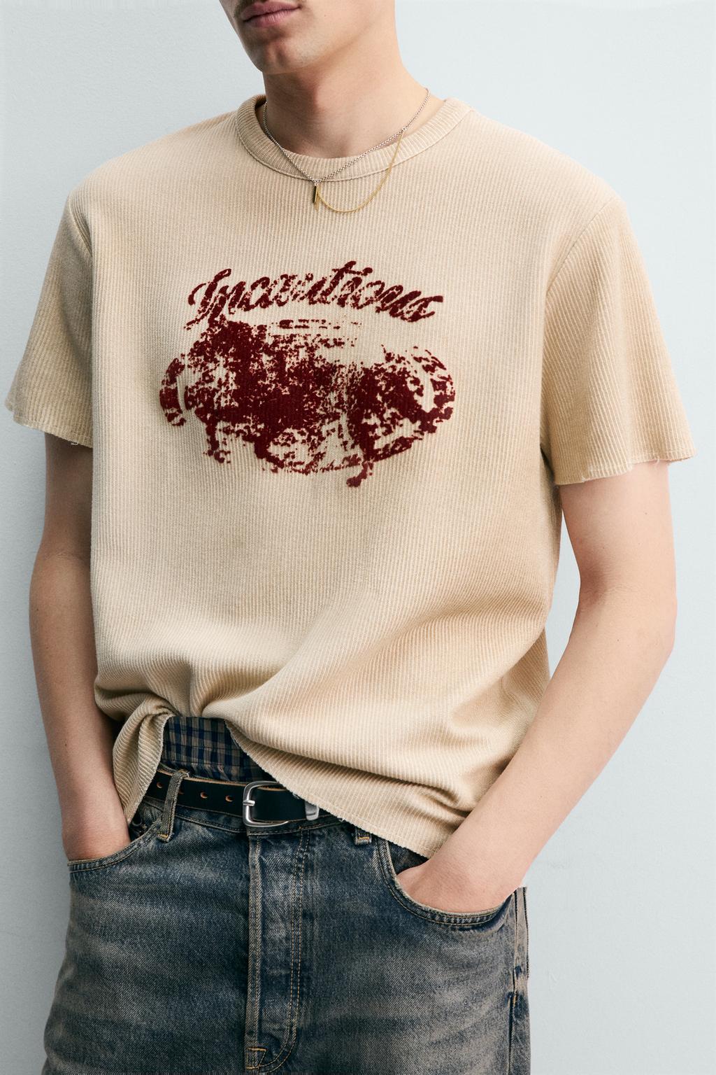 ФУТБОЛКА С ФЛОКИРОВАННЫМ ПРИНТОМ