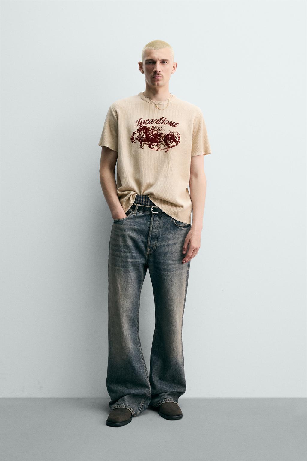 ФУТБОЛКА С ФЛОКИРОВАННЫМ ПРИНТОМ