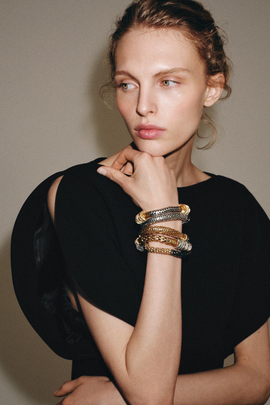 НАБОР ИЗ 5 ЭЛАСТИЧНЫХ БРАСЛЕТОВ С МЕТАЛЛИЧЕСКИМИ ДЕТАЛЯМИ