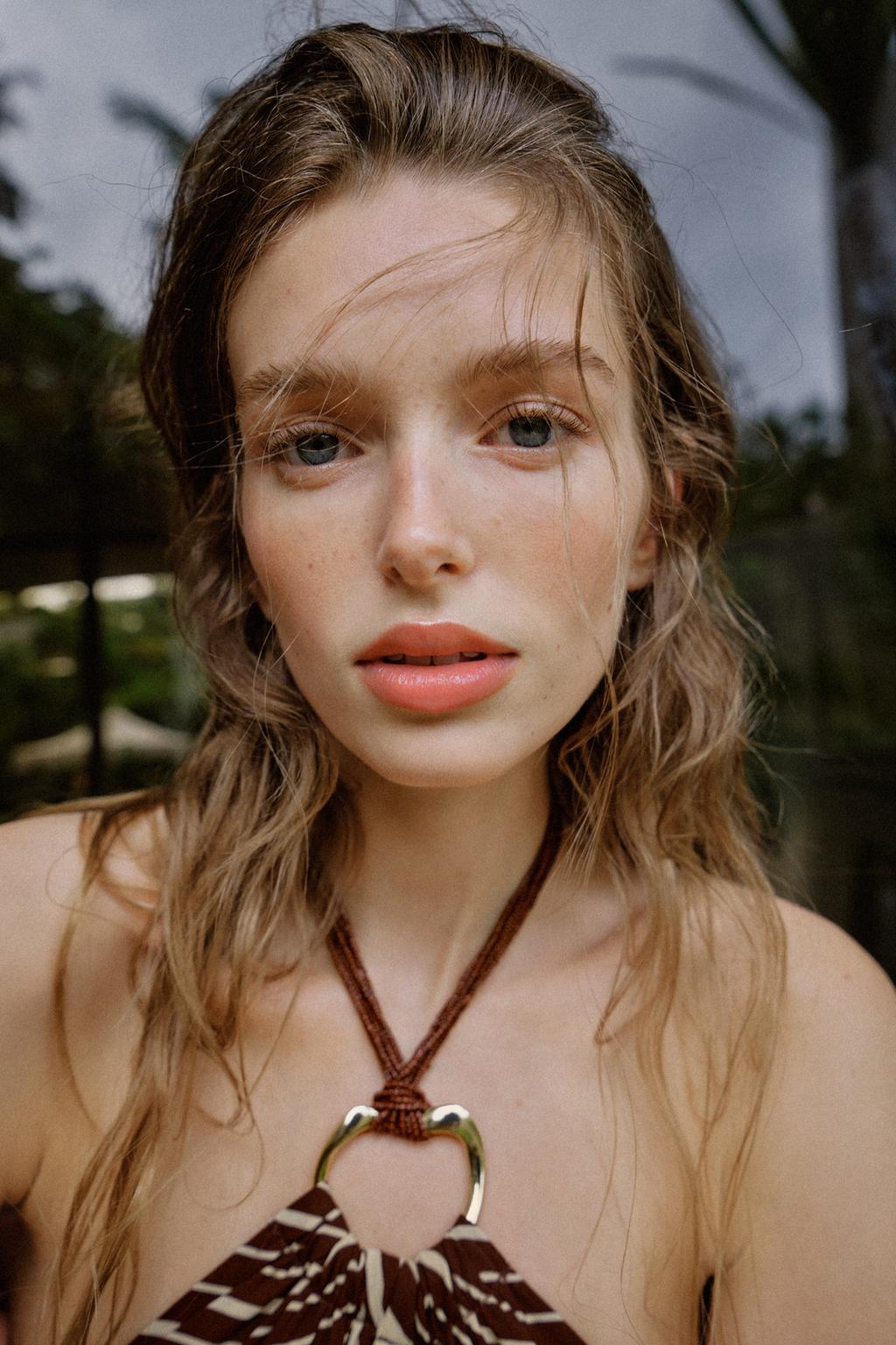 ТОП С ГОРЛОВИНОЙ ХАЛТЕР И БУСИНАМИ