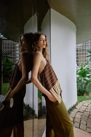 Топ с горловиной халтер и бусинами- Заказать в России