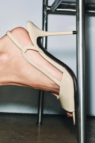 Лакированные босоножки на каблуке- Заказать в России