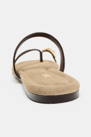 Сандалии из замши с металлической деталью- Заказать в России