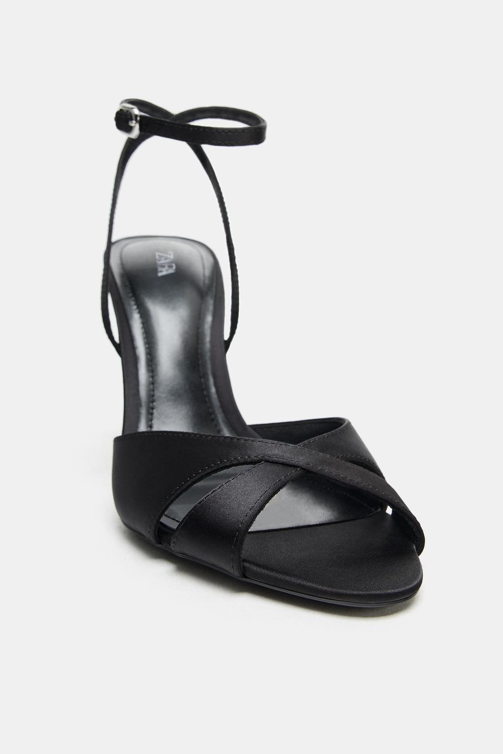 АТЛАСНЫЕ БОСОНОЖКИ НА КАБЛУКЕ