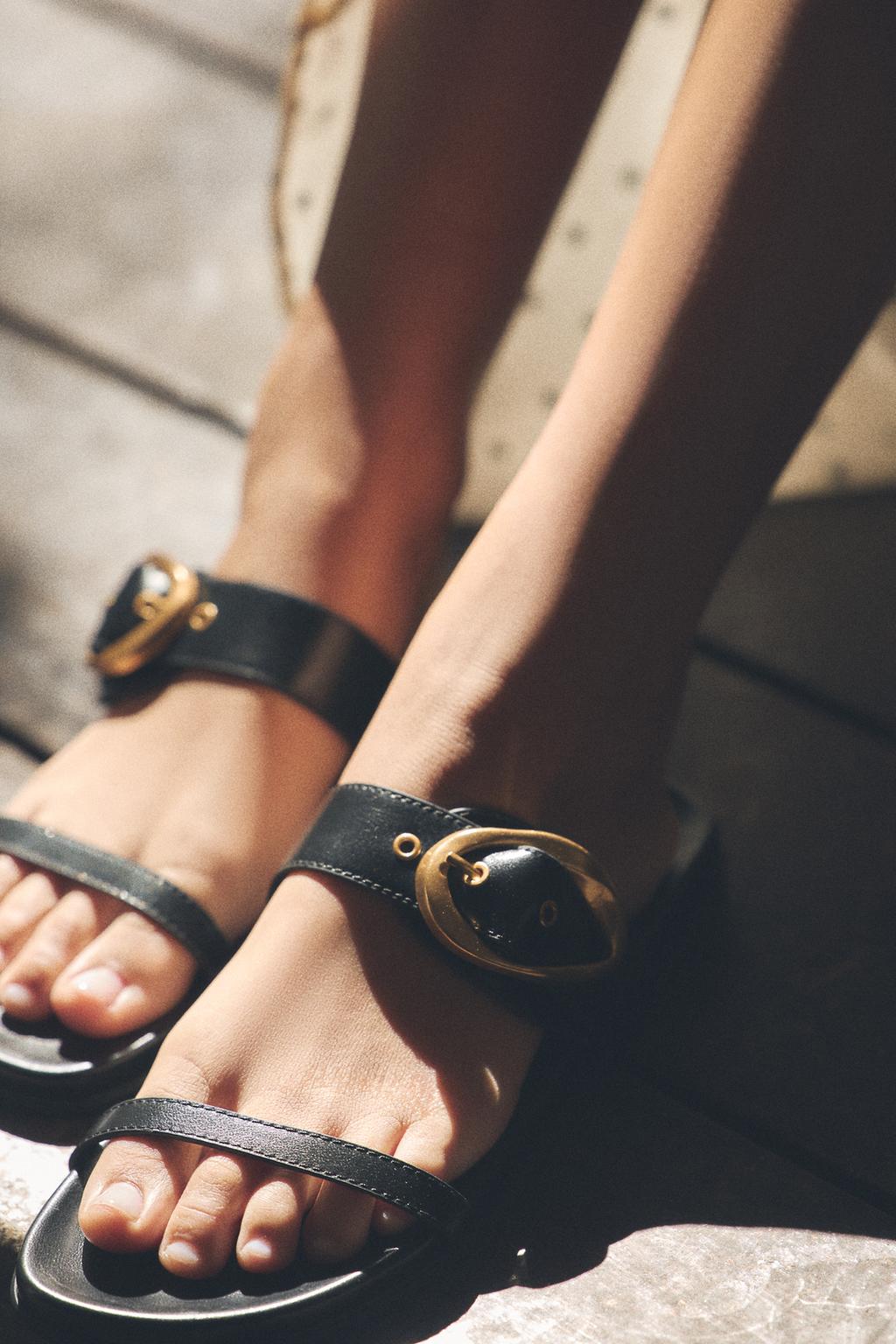 САНДАЛИИ С ДВУМЯ РЕМЕШКАМИ И ПРЯЖКОЙ