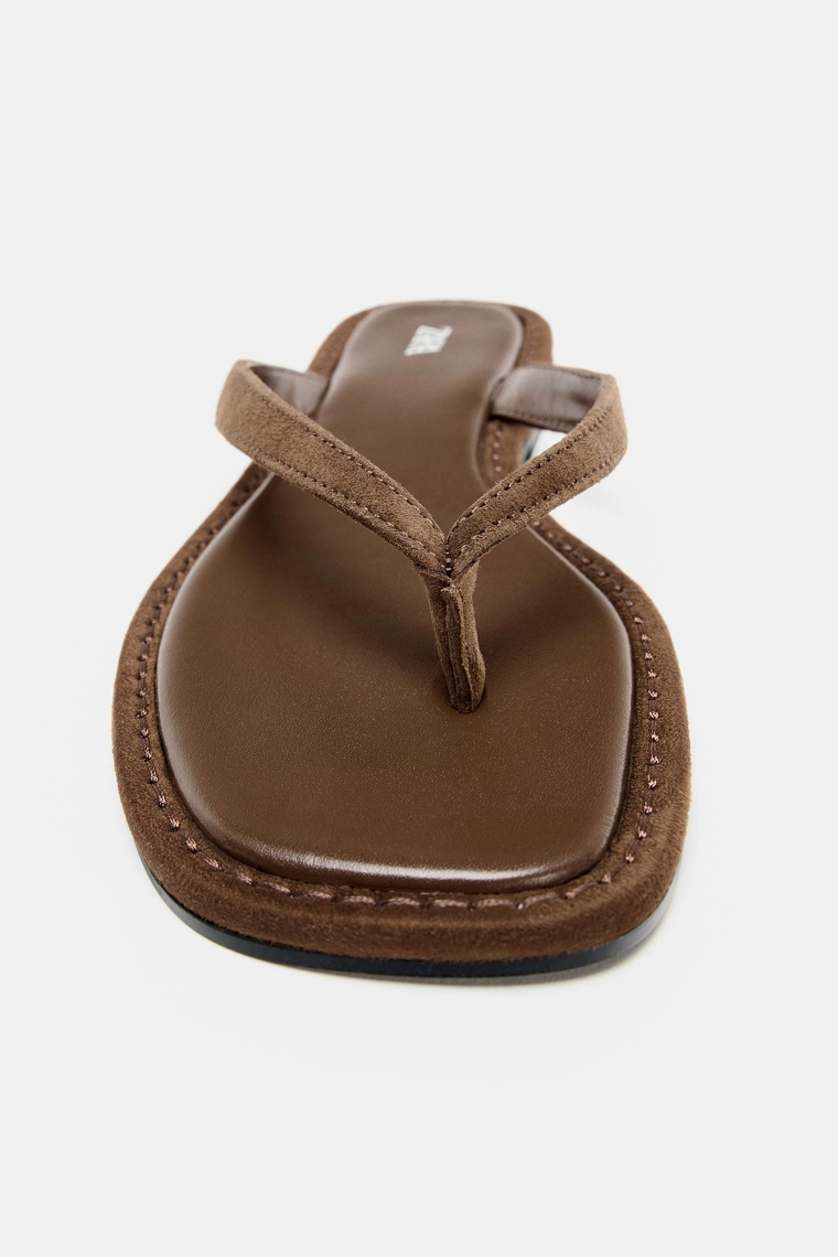 Разделённые замшевые босоножки на ремешках