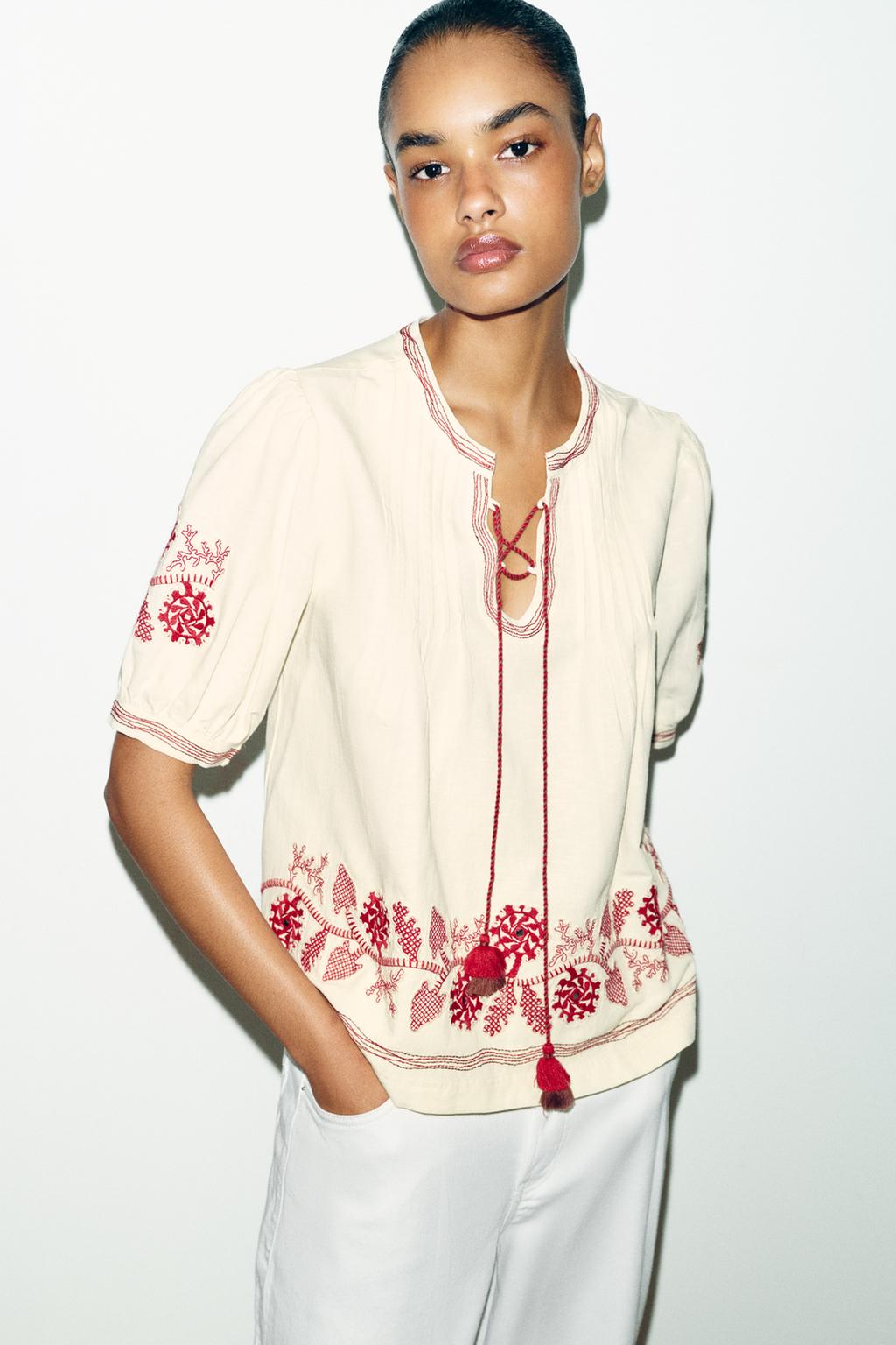 БЛУЗА С ВЫШИВКОЙ И КИСТОЧКАМИ