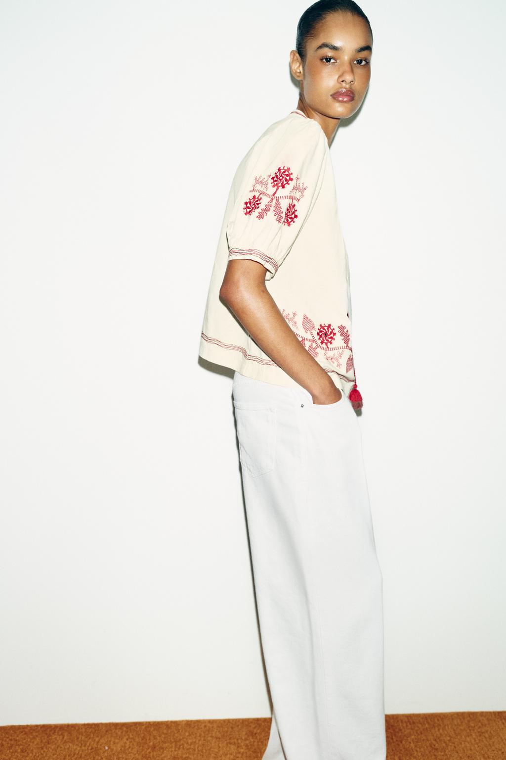 БЛУЗА С ВЫШИВКОЙ И КИСТОЧКАМИ