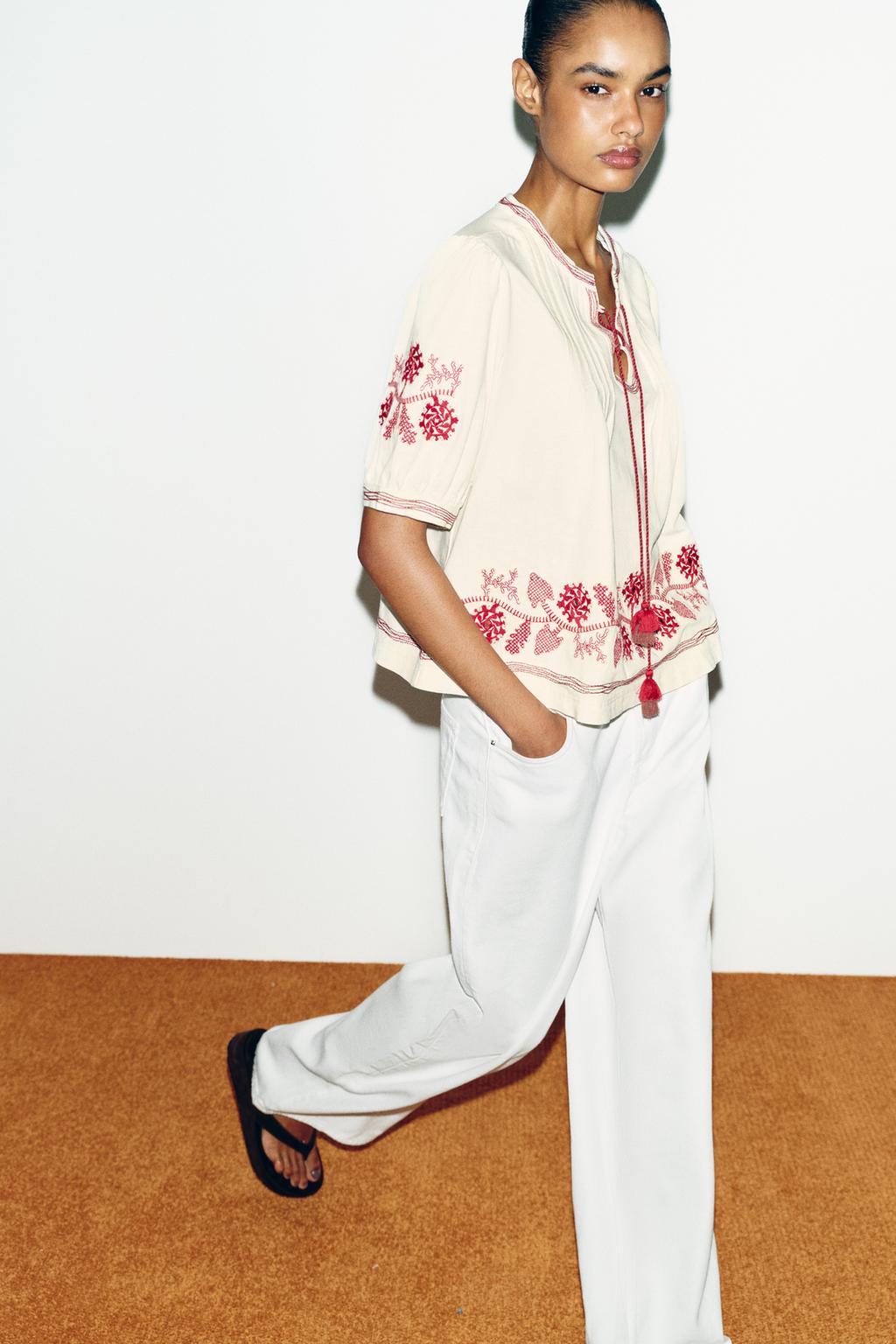 БЛУЗА С ВЫШИВКОЙ И КИСТОЧКАМИ