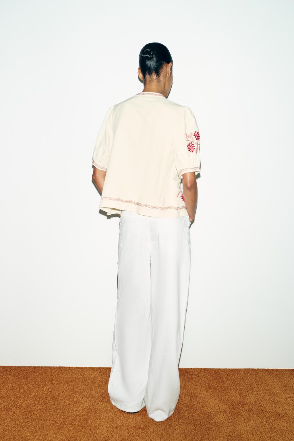 БЛУЗА С ВЫШИВКОЙ И КИСТОЧКАМИ