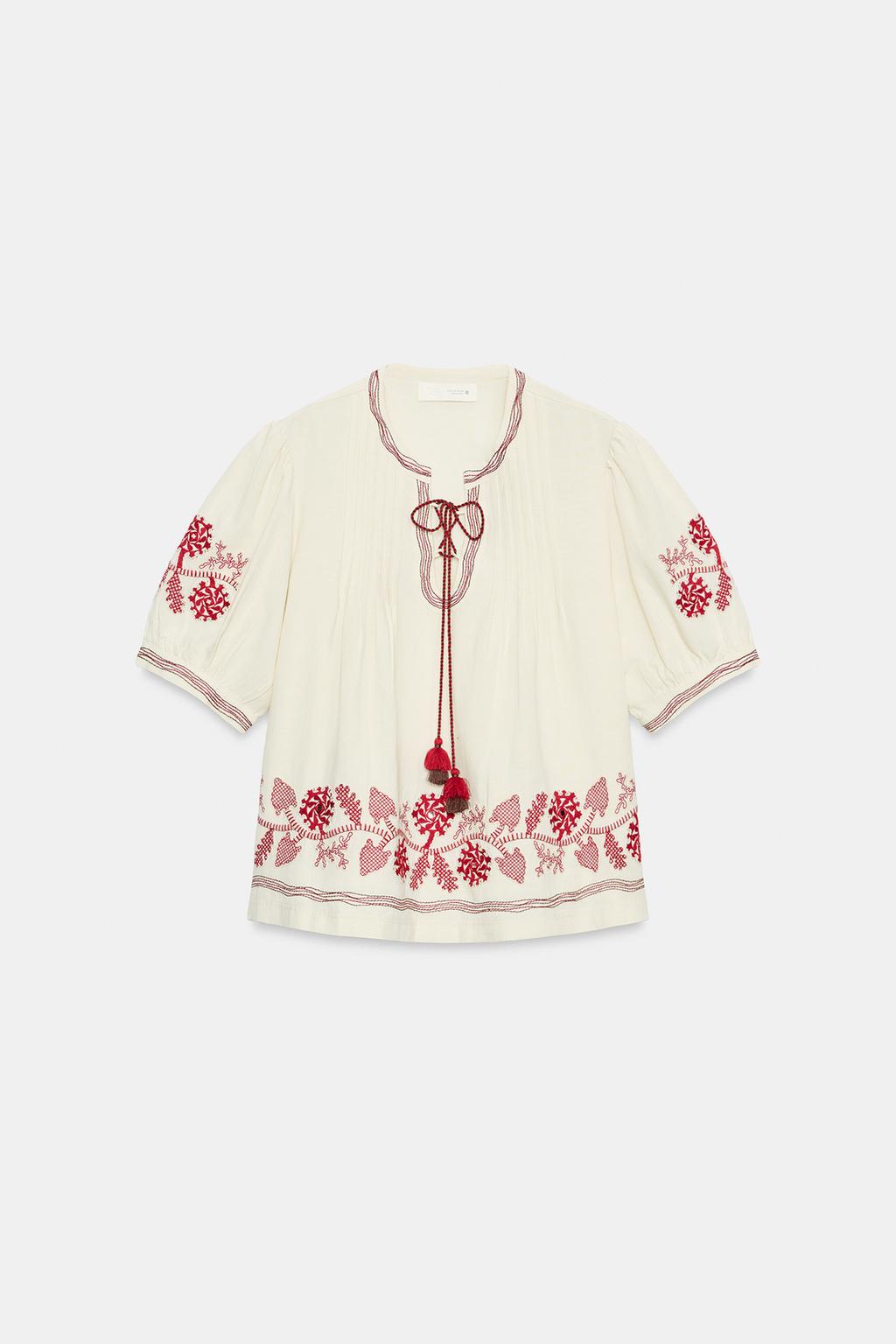 БЛУЗА С ВЫШИВКОЙ И КИСТОЧКАМИ