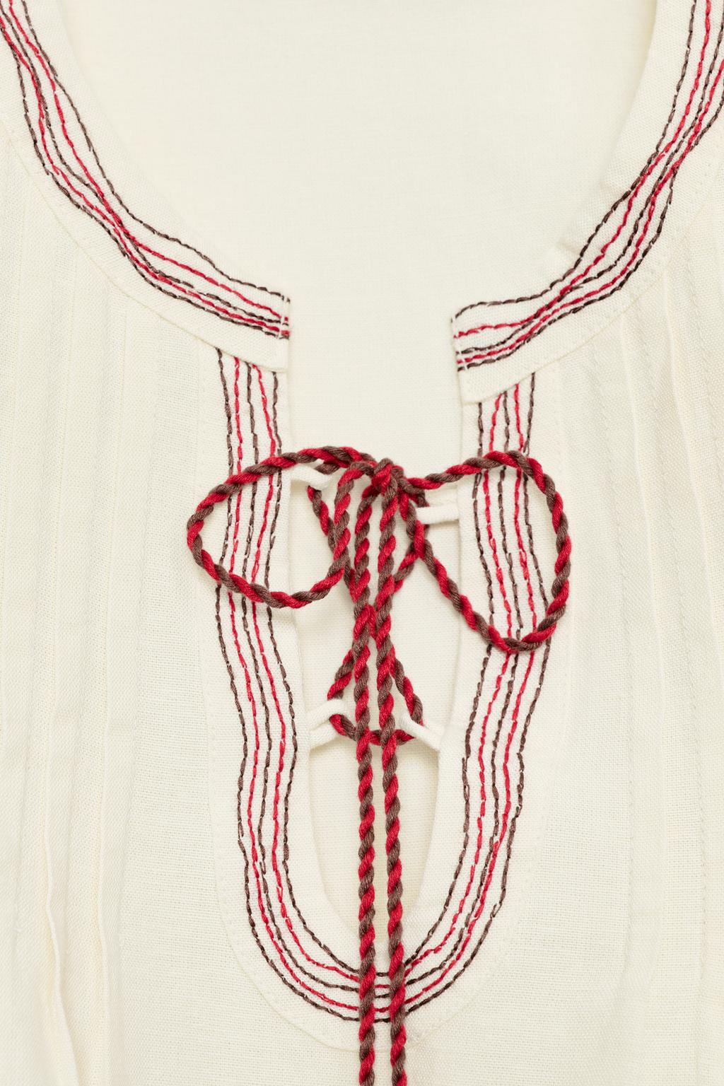 БЛУЗА С ВЫШИВКОЙ И КИСТОЧКАМИ