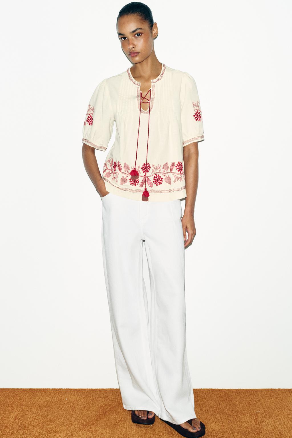 БЛУЗА С ВЫШИВКОЙ И КИСТОЧКАМИ